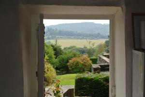 CaurelCaurel Cottage的开放式门,从花园可欣赏到田野的景色