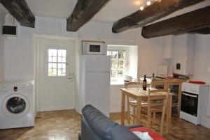 CaurelCaurel Cottage的厨房以及带沙发和桌子的客厅。