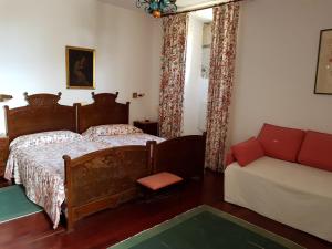 VilabadePazo Vilabade的一间卧室配有一张床和一张沙发