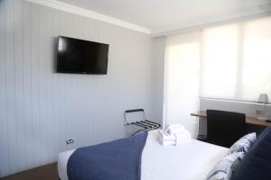 悉尼布伦海姆酒店的酒店客房设有一张床和墙上的电视