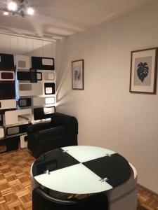 布宜诺斯艾利斯Downtown Viamonte Apartment的一间房间,配有桌子和椅子