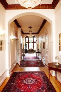 韦克舍特里博格斯洛特酒店的走廊上的拱门,有红色地毯