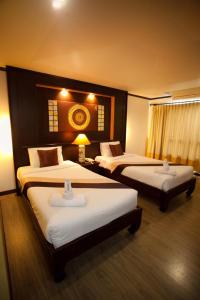 美塞库尔宫殿酒店的一间酒店客房,房间内设有两张床