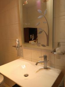 MurchanteLa casa de Marta的一间带水槽、卫生间和镜子的浴室
