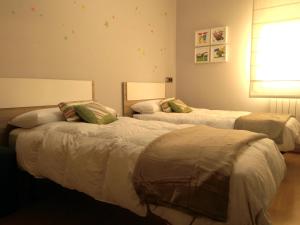 MurchanteLa casa de Marta的一间卧室设有两张床和窗户。