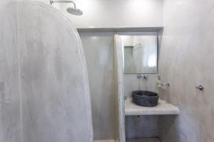 菲罗斯特法尼日落酒店的一间带水槽和镜子的浴室