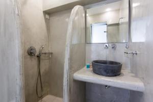 菲罗斯特法尼日落酒店的一间带水槽和淋浴的浴室