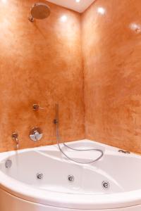 菲罗斯特法尼日落酒店的带浴缸和淋浴的浴室