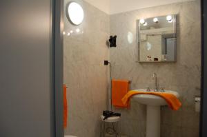 都灵查尔斯酒店的一间带水槽和镜子的浴室