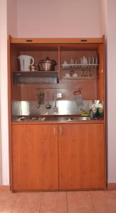 派尔季卡威尼斯一室公寓的厨房配有带锅碗瓢盆的木橱柜