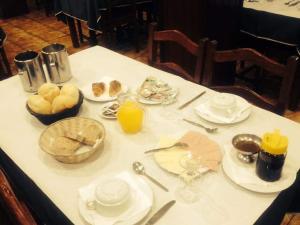 吉尔斯O皮姆泡旅馆的一张桌子上放着食物和橙汁
