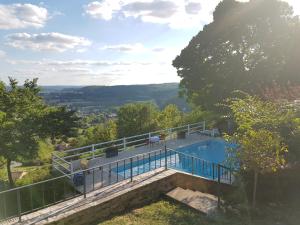 勒比格Le Clos Des Etoiles的山丘上带游泳池的房子