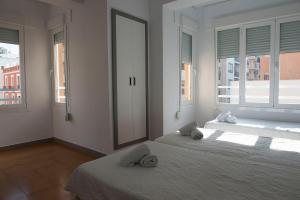 伊维萨镇伊维萨里波尔旅馆的一间卧室设有两张床和两个窗户。