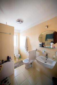 根尼斯迪亚斯Marilyn Apartman Gyenesdiás的一间带水槽和卫生间的浴室