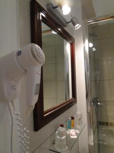 伊维萨镇伊维萨里波尔旅馆的墙上的吹风机,浴室带镜子