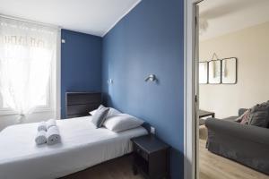 雷恩Côté Rivière的蓝色的卧室配有床和沙发