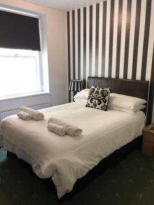 道格拉斯雪绒花旅馆的一间卧室配有一张床,上面有两条毛巾