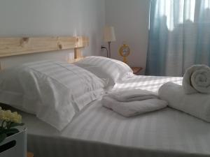 耶鲁姆Desert Moments的两张白色的床,上面有毛巾