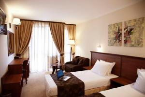索非亚法沃里特酒店的酒店客房,配有两张床和椅子