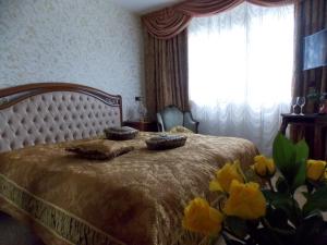 鹿特丹维娜宾馆的一间卧室配有一张带两个枕头的床
