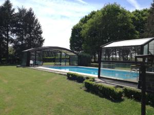 那慕尔La Bergerie de Lives的一座带游泳池和玻璃屋的房子