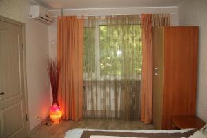 哈尔科夫Современная 1-комнатная квартира的一间卧室设有橙色窗帘的窗户