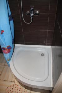 哈尔科夫Современная 1-комнатная квартира的带淋浴的浴室内的白色卫生间