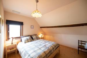 科尔特马尔克Averulle vakantiewoning的一间卧室设有一张床和一个窗口