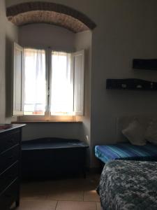 圣温琴佐Appartamento Vaticano的一间卧室设有两张床,窗户配有窗帘