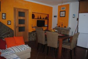 蒙桑图Moradia Familia Escoto的客厅设有餐桌和椅子