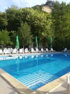 梅尔尼克埃利希腊酒店的一个带椅子和遮阳伞的大型游泳池