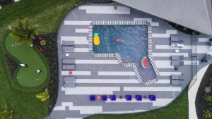奥克兰奥克兰机场那欧米酒店的享有庭院游泳池的顶部景色