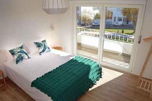 邦巴拉尔Alojamento Charme的一间卧室设有一张大床和一个大窗户