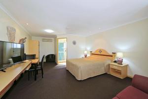 班达伯格米拉索尔别墅汽车旅馆的酒店客房设有一张床、一张书桌和一台电视机。