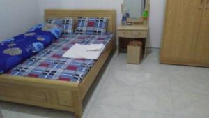 木州县纳尼汉普汽车旅馆的一间卧室配有一张床和一个梳妆台
