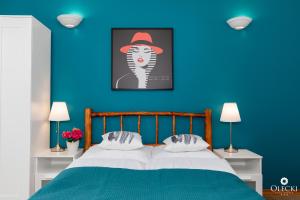 德兹维济诺OLECKI Holiday Haus的一间卧室,配有一张带帽子的骨架床