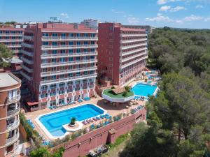 埃尔阿雷纳尔Seramar Hotel Luna Park Adults Only的享有酒店空中美景,设有游泳池