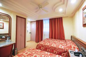 墨西哥城亚速尔群岛酒店的酒店客房配有一张床和吊扇。