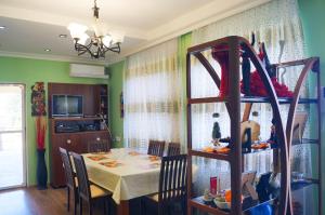 巴库Sea View villa的厨房以及带桌椅的用餐室。