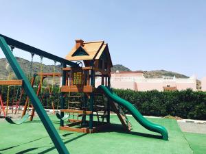 塔伊夫Blansyah Resort - Families Only的一个带滑梯和游戏结构的游乐场