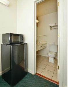 马里恩America's Best Value Inn-Marion的一间带卫生间和微波炉的浴室