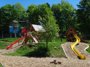 多纳瓦利Kamzík Donovaly的一个带两个滑梯和游戏结构的游乐场