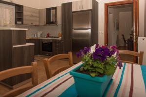 阿基奥斯·伊奥尼斯·佩里斯特Villa Eleni的厨房配有一张带紫色鲜花的桌子