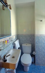 阿尔姆尼卡洛卡玛尔旅舍的浴室配有白色卫生间和盥洗盆。
