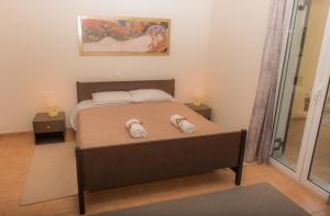 阿基奥斯·伊奥尼斯·佩里斯特Villa Eleni的一间卧室配有一张床,上面有两条毛巾