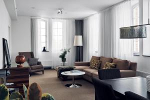 斯德哥尔摩Elite Hotel Marina Tower, Spa & Resort的客厅配有沙发和桌子