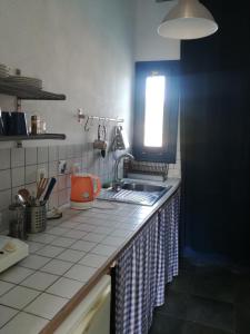 斯特尼瓦拉阿奥索斯爱坤一室公寓的带水槽的厨房台面和窗户