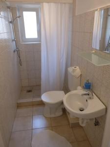 希欧福克意大利之屋酒店的浴室配有卫生间、盥洗盆和淋浴。