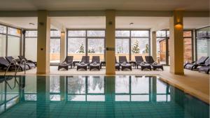 特拉科什恰恩特拉卡斯坎酒店的一个带躺椅的游泳池和一个游泳池