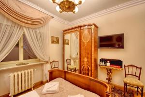 卡利什Pałac Tłokinia的一间卧室配有一张床和镜子